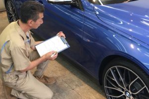 ガラスコーティング施工前のボディの状態をチェック